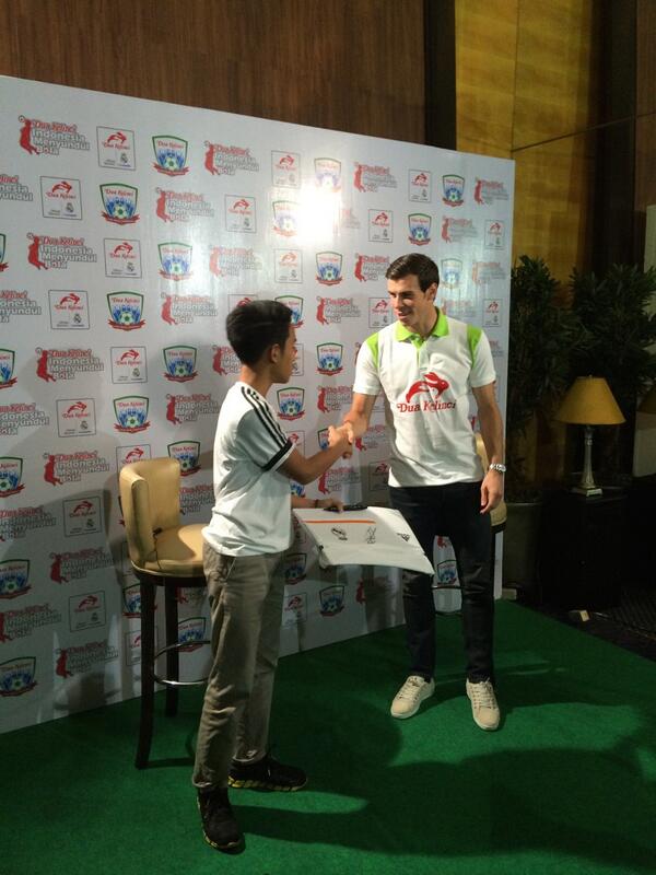 GarethBale11's tweet photo. Great to meet @sultantanso today, thanks for the interview #HalaMadrid http://t.co/WyxuvMfj1j