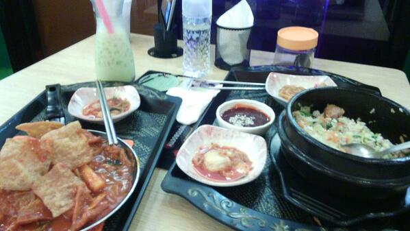 dsysang's tweet photo. Calling @vickyteuk  buat bantuin abisin makanan inih...susul ke mujigae GMM ye cen http://t.co/0lcdtrNMTD