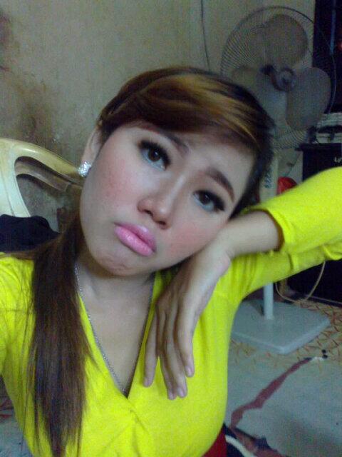 Nunggu ujan berenti selfie doloo ajah,,hehehe