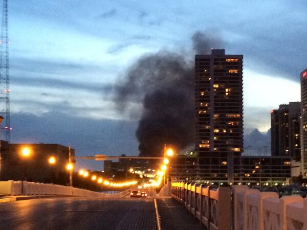 Dale_Condale's tweet photo. @wsvn 8:30pm from the Venetian Causeway http://t.co/ewOGQiUd7P