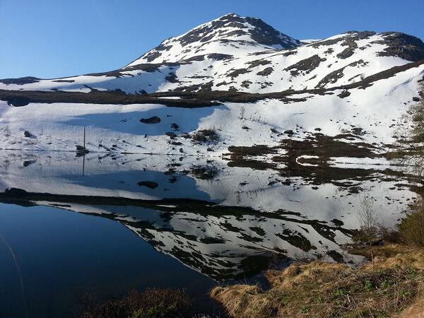 Veslloftet speiler seg en vindstille morgen #Herlig #Norway