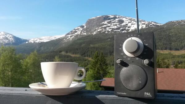 SteinarBL's tweet photo. #verdibørsen #frokost #veranda #kaffe #sol #vindstille #fjell #snøijuni #blåhimmel #helg #hemsedal #yolo #heaven http://t.co/AgPVWaLdwr