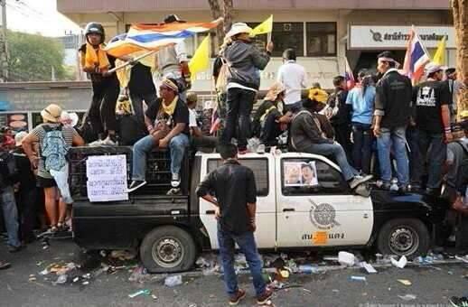 iiDudes's tweet image. พ่นสีรถทหาร จับปุ๊บ ขึ้นศาลปั๊บ ขังเลยเก๋ๆ
.
ถล่มรถตำรวจ ทำเบลอใส่ ชิคๆ คูลๆ
.
เราจะปรองดองกันอย่างนี้จริงๆเหรอคับ?