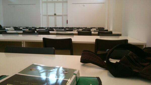 elgerar93's tweet photo. Menos mal que he madrugado pa coger sitio en la biblio... http://t.co/AljjoTH68l