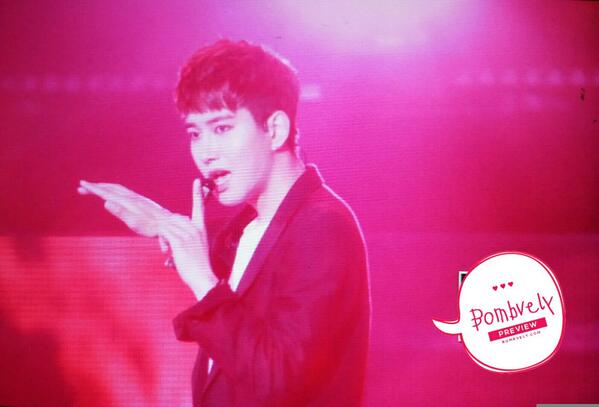 B_BOMBcom's tweet photo. 140531 Blockbuster in Japan #비범 손도 길쭉 길쭉 잘생겨따!!! 누구 아들인지 잘생겨따!!! http://t.co/J698u11wEf