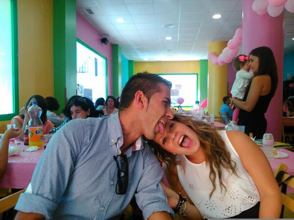 rociora19's tweet photo. @nicolasjaime12 cari jolin...que salgo muy feaaa!! Jajaa y ya sabes lo que piensoo te quierooo bichoo http://t.co/IrueSaO12G