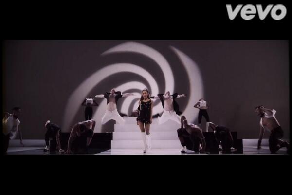 ArianaLABoys's tweet image. PROBLEM = PERFECT #WatchProblemOnVEVO  youtu.be/iS1g8G_njx8  💕 #StreamProblem @arianagrande @joangrande