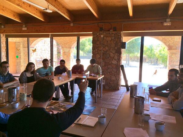 debat_org's tweet photo. Us deixem amb una imatge del col·loqui amb @jordicalvo, membre i investigador armamentístic del @CentreDelas http://t.co/B0yisbOAUp
