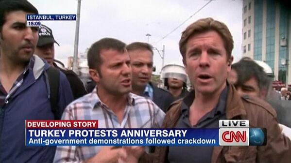 cnnturk's tweet photo. Canlı yayında böyle gözaltına alındı (video) http://t.co/haTCOI6cf2 http://t.co/36ve6mc0Ub