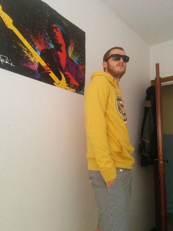 raulsainz94's tweet photo. "Venga tío sacame una foto fanfarrón al lado de Bob Dylan" @AntonioPeli jajajaja http://t.co/Sh9gWdljgi