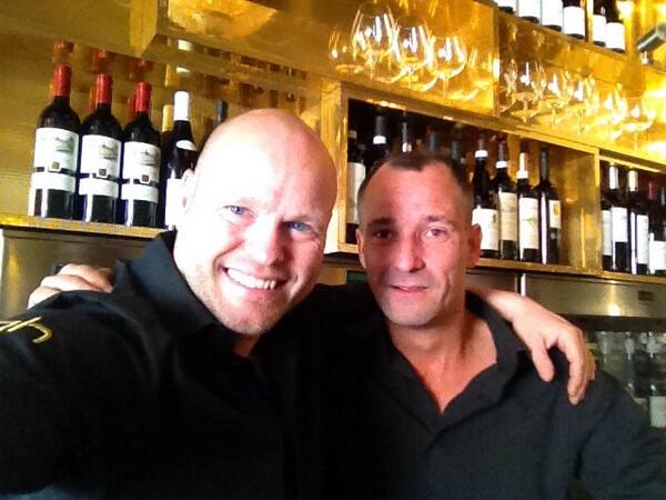 vanberkelbart's tweet photo. Straks om 17:00 mooie #champagne schenken @HaarlemWijn in Bavokerk #haarlem met wijnbar Viqh http://t.co/YSkPYF2qmF