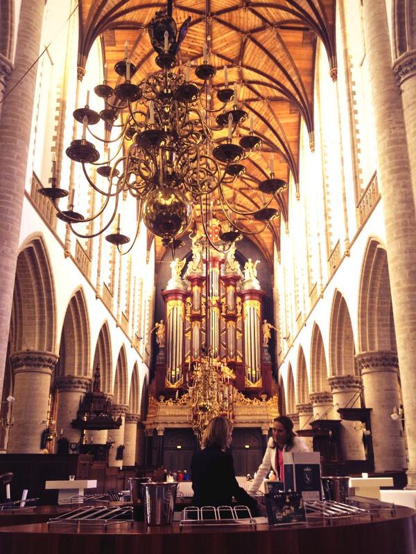 vanberkelbart's tweet photo. Straks om 17:00 mooie #champagne schenken @HaarlemWijn in Bavokerk #haarlem met wijnbar Viqh http://t.co/YSkPYF2qmF