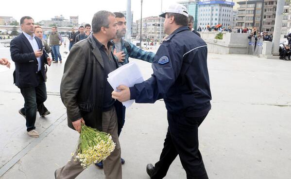 cnnturk's tweet photo. Sırrı Süreyya Önder ile polis arasında gerginlik http://t.co/IXASyqegvM http://t.co/wMt9IGFbnY