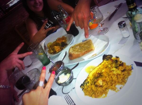 andreagalant's tweet photo. Ñam buenisimo! @VictorParres @Andrea_penalva and joaquin😜 http://t.co/mA6yYN1zKm