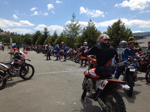 MultiVozLousame's tweet photo. Las motos toman posiciones para empezar #multivoz en #lousame @lavozdegalicia @vozbarbanza http://t.co/KU0HjMu9C8