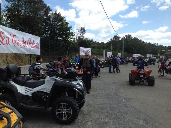 MultiVozLousame's tweet photo. Los quads se preparan para comenzar una de las rutas de motor de #multivoz en #lousame @lavozdegalicia @vozbarbanza http://t.co/7xEyHqjH0D
