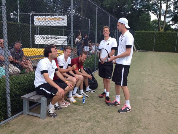 tvdestap's tweet photo. Onze kampioenskandidaten hebben even druk overleg 2 -0 voor! http://t.co/Bv534O7HTt