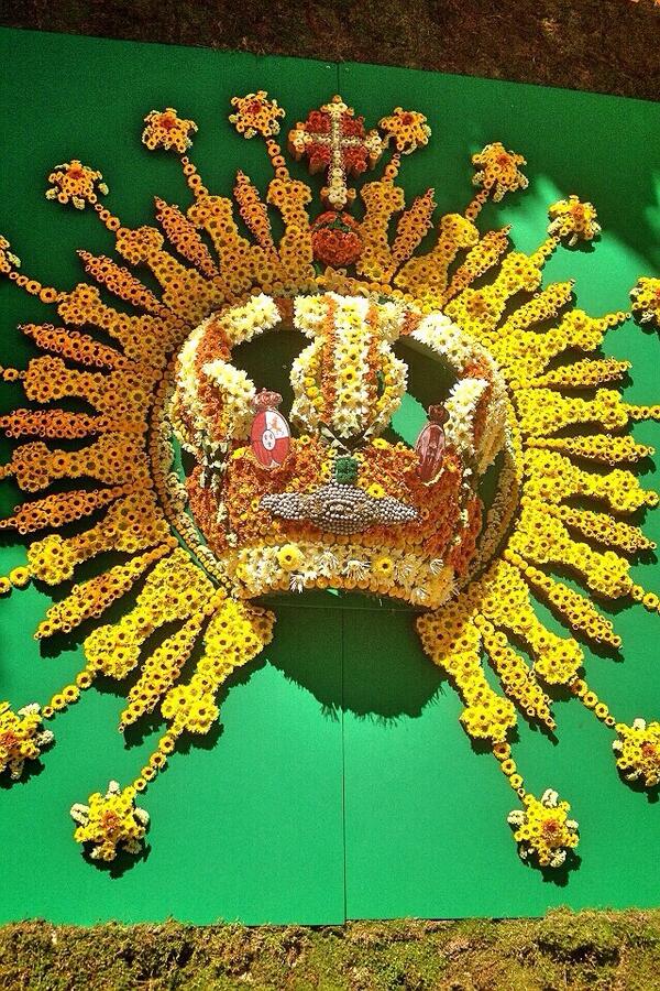 CCervantesH's tweet photo. La Corona de la Macarena hecha de flores a las puertas de @GrupoLaRaza Enhorabuena Pedro!.Enhorabuena @Hdad_Macarena http://t.co/sjyrNM687r
