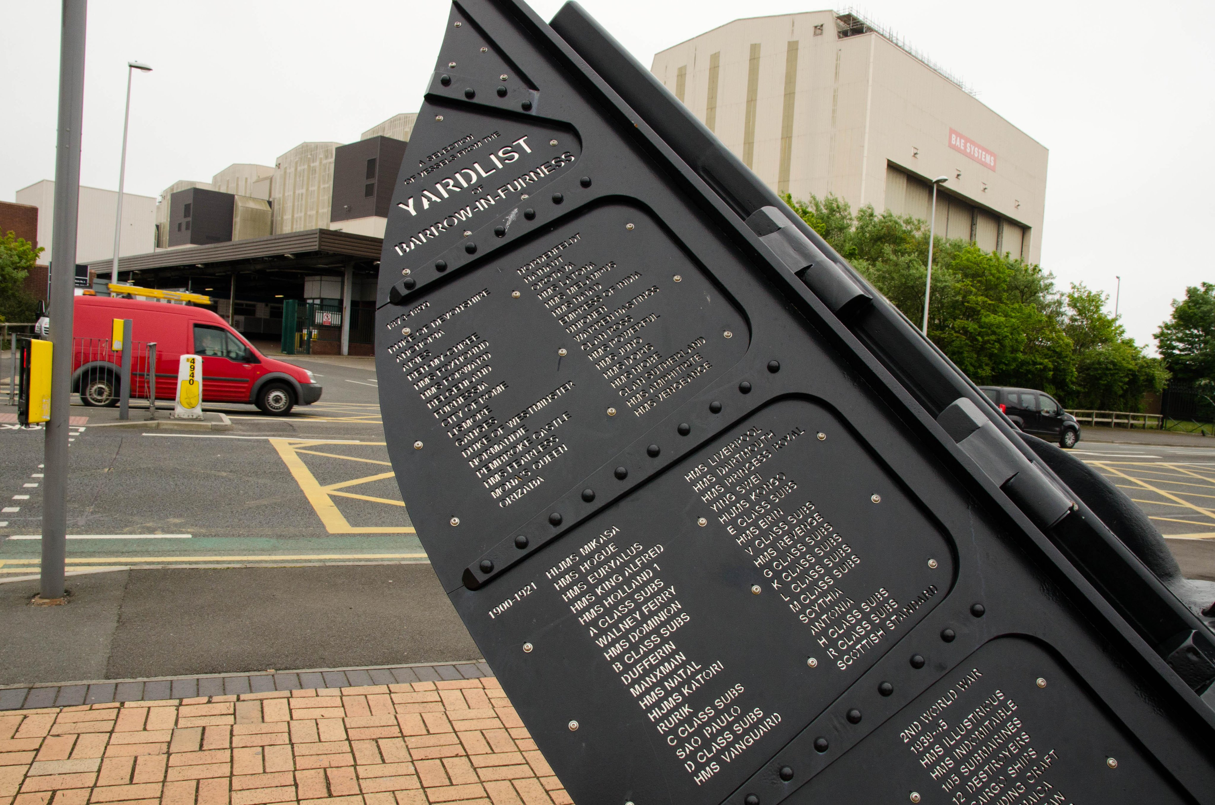 Dragoner バロー イン ファーネスのドックミュージアムの前に置いてある碑 バローのドッグで建造された代表的な艦が刻まれていて 金剛や三笠 香取も載ってます 後ろはbaeの原潜工場 Http T Co Hz6euyyqbw Twitter