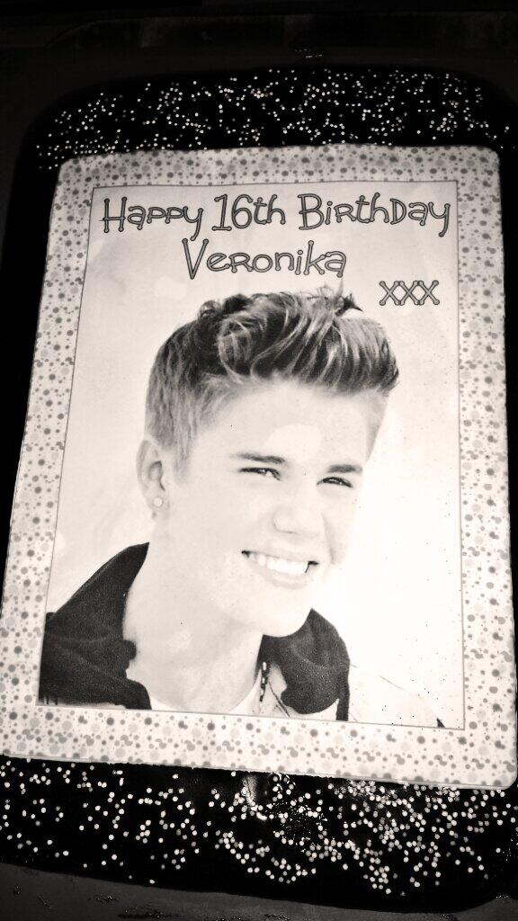 true_belieberx3's tweet photo. GOT A BIRTHDAY CAAAAKE ♥♥♥ http://t.co/CzkUEO4EYp