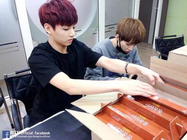 bts_bighit's tweet photo. #방탄소년단 #슈가 #정국 @생일준비 http://t.co/vOndPPGtTH
