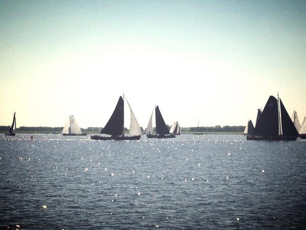 #Skûtsjesilen op e #Lemmer bij Lemmer Ahoy. Broertje op skûtsje van #Heerenveen. #lemmerahoy