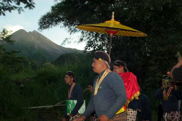 jogjamedia's tweet photo. [FOTO] #LabuhanMerapi, 31 Mei 2014 dari Kinahrejo, Sleman, Yogyakarta ~ @tavare24karat http://t.co/X8iUsRm9dD