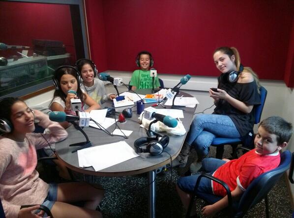 radiocanetdemar's tweet photo. Avui primer programa en directe de @lahoraexplora presentat i dirigit per   @Lupejn http://t.co/RleYY1o0GM