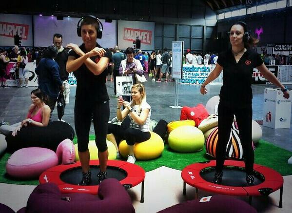 WellnessWorld2's tweet image. Fitness e benessere con allegria...saltare a ritmo di musica #rebound #RiminiWellness14 #fitness