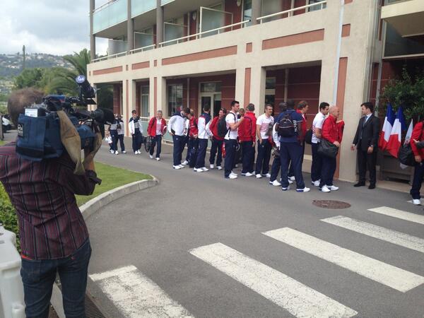 Jano_Resseguie's tweet photo. Les bleus sont installés dans leur hôtel et ont été accueillis par @cestrosi et #JoseCobos http://t.co/huYrK3wBMN