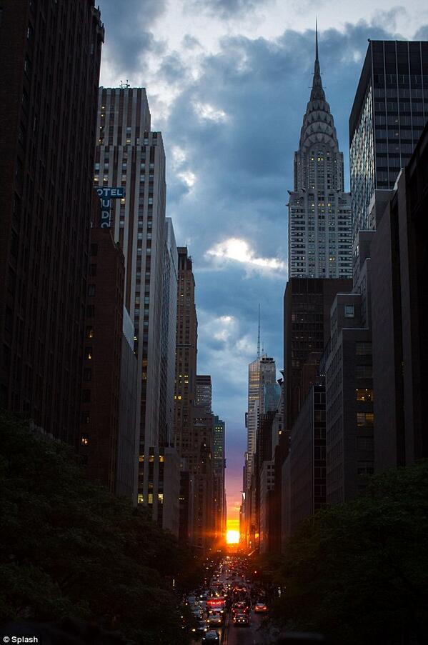 MiguelMorenatti's tweet photo. Ayer se produjo en New York el fenómeno conocido como Manhattanhenge.
Dos ves al año el sol se alinea con las calles. http://t.co/B7zs7P9ny2