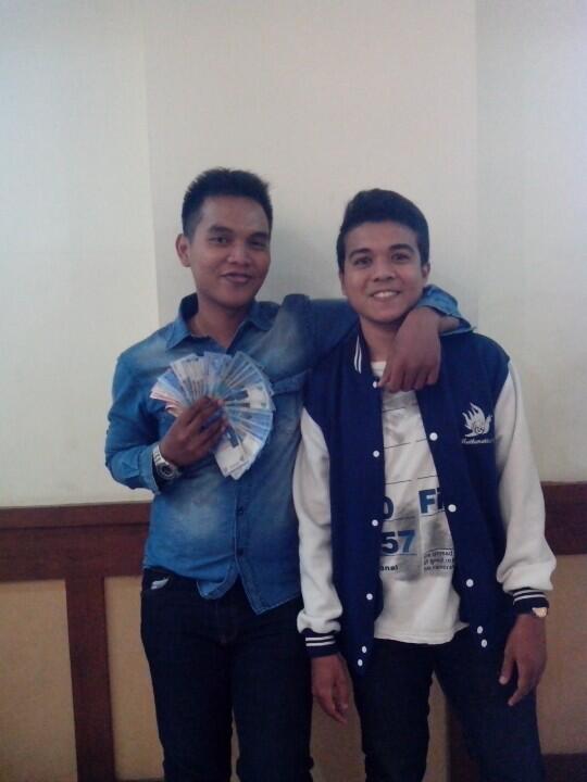 aduh, kaka jems dirangkul kak otto.. minder dia tidak punya uang.. haha..