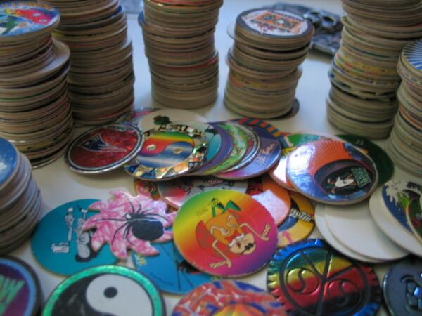 LesAnnees90s's tweet photo. #EnPrimaireYavaitToujours des gens qui jouaient aux Pogs http://t.co/UM9d6vxvzc
