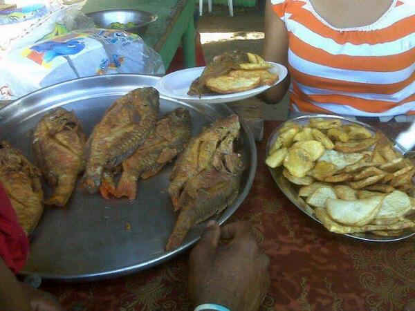 0227Elchoki's tweet photo. #Comindo pescado. Frito. Com los panas. !!! http://t.co/YM9wvSZTQS