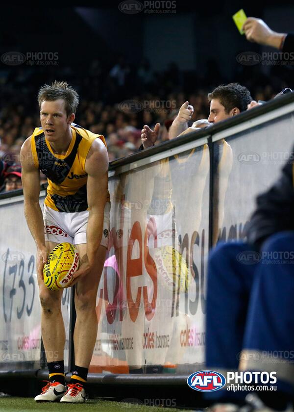 Someone in the crowd has a sense of humour offering Jack Riewoldt his MYKI card #AFLDonsTigers