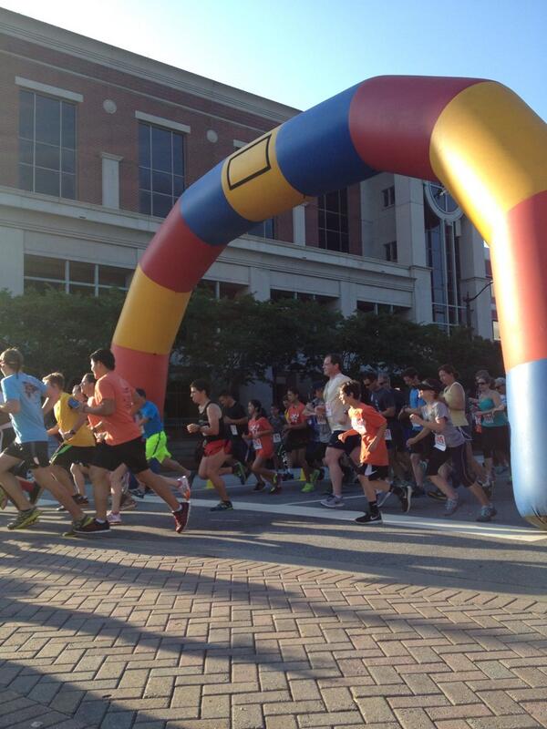 And they're off! #serv5k <a href="/serv_one/">SERV International</a> @SERV5KMusicFest #mariettasquare