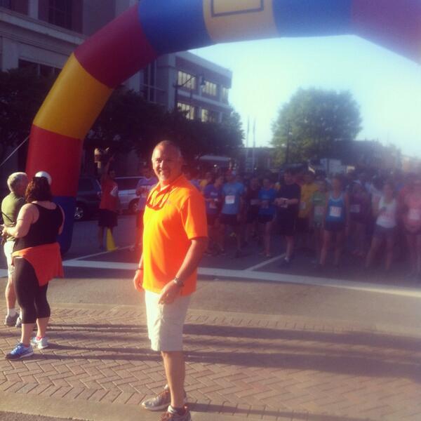 My wife @SharonPrickett  running the @SERV5KMusicFest  <a href="/serv_one/">SERV International</a> <a href="/SteveKasha/">Steve Kasha</a> giving the start.