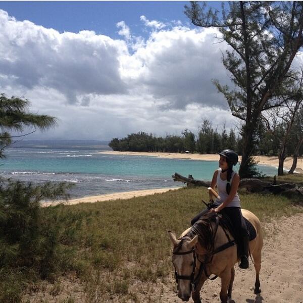 HIPoloAssn's tweet photo. Who doesn't dream of riding horses on the beach? #anuenuefarms #hawaii #HIPA #northshore http://t.co/Vel7KpV9Uy