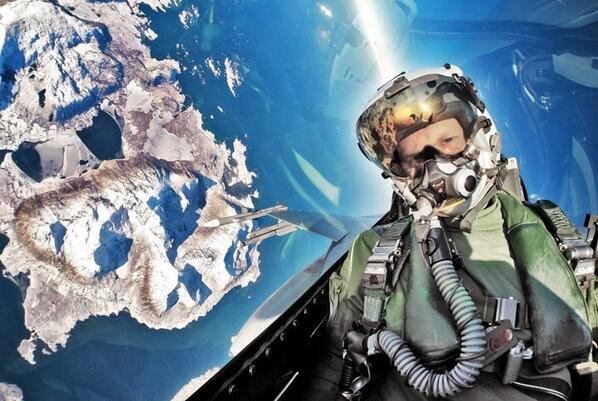 NaturPictures's tweet photo. Un piloto noruego se toma una selfie en su F-16 durante un ejercicio de entrenamiento en el norte de Escandinavia. http://t.co/HHWI5fZbfK