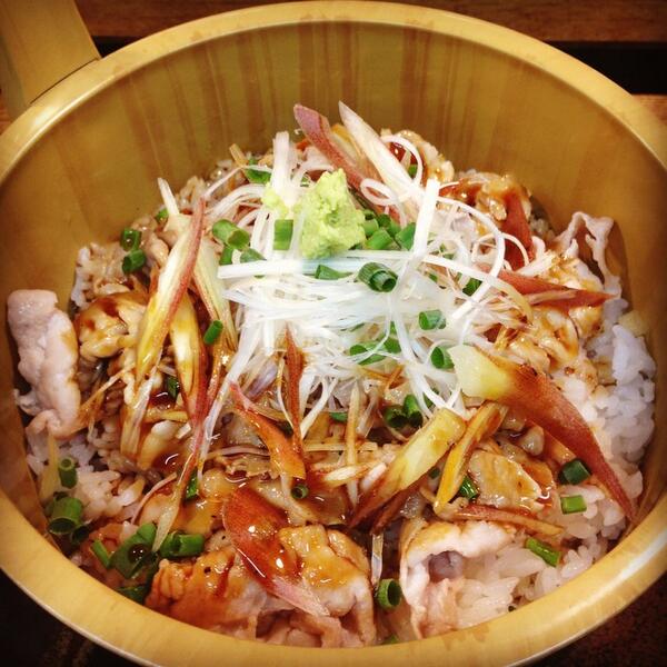 55SAKABA's tweet photo. こんばんは!! 新作オススメメニューぶたまぶしご飯、食べました？
麦豚がまぶしまくり...いや、もうまぶされまくり。豚まぶされ過ぎですね。店長も「うおおぉぉーー!!!!」つってまぶしてます。美味しいです。お待ちしてます!! http://t.co/voOGZs2ao2