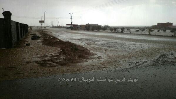 3wa9f1's tweet photo. لازالت الامطار تهطل بغزارة في عشيرة شمال الطائف-برق المدى http://t.co/g0SROHOMqz