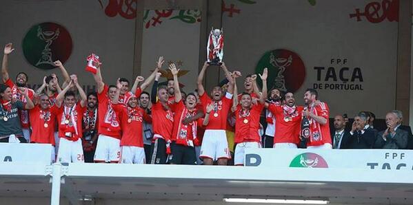 Lima11Fas's tweet photo. Lima nos festejos de ontem. Foto de Isabel Cutileiro [2] #CarregaBenfica #CarregaLima http://t.co/NmakeNzUsQ