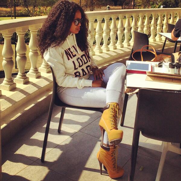 Leratokganyago's tweet photo. Hi @aphelionaire: Well,damn. Hello hi **,) “@leratokganyago: Monday Vibes 💛 http://t.co/vkKzbIfrlQ””
