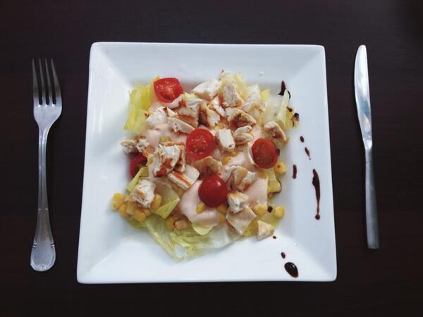 matunicaz's tweet photo. Menú del día: macarrones boloñesa, ensalada (lechuga, pollo, salsa rosa y cherrys) + agua,pan y postre por 4,70€ http://t.co/CMeeHrQEA1