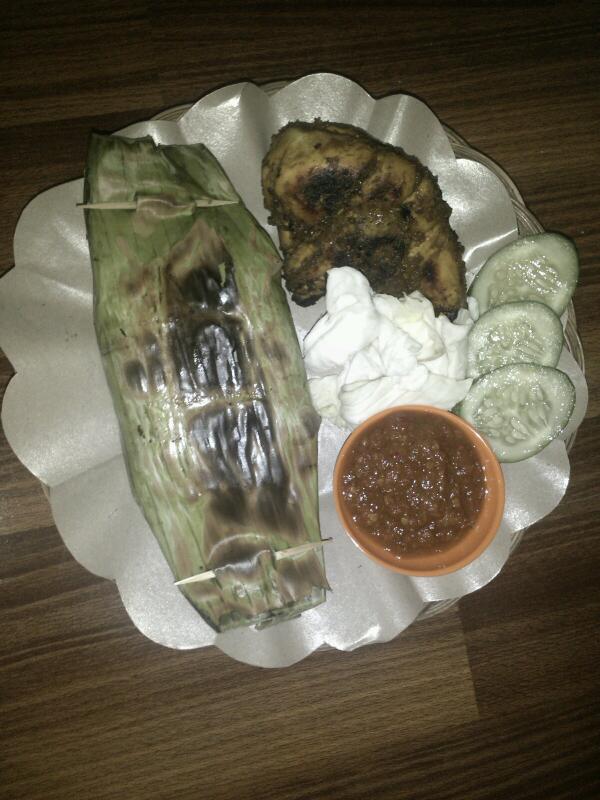 Danank24's tweet photo. Ayam Bakar + Nasi Bakar... terima pesanan... http://t.co/4wN4U0KUuw