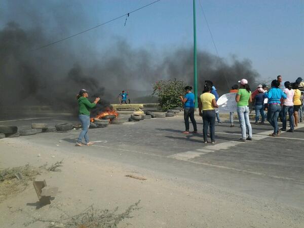 JesusQuinteroN's tweet photo. vía @Informadaniel: Cerrada La vía a Quibor, sector el pescadito, por protesta http://t.co/zhagD2BsDY