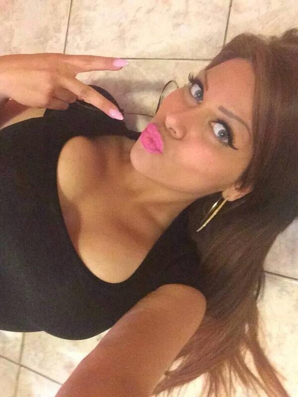 MiaCelliniOf's tweet photo. W i #selfie http://t.co/HPh19cBehb
