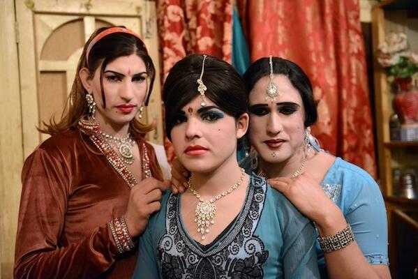 vice_spain's tweet photo. Expulsadas de la sociedad, las transexuales de Pakistán han creado su propia familia: http://t.co/xGGC3lwgf0 http://t.co/PJekeekI1L