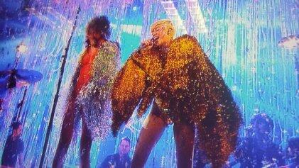 KaterinaWay1's tweet photo. Had fun with Miley last night #TeamMC http://t.co/srXXeEjEhi