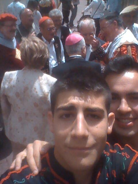 AlexBanon18's tweet photo. Selfie con el obispo #instaselfie #instaobispo #instatts #instaxd http://t.co/EMtGWCWL0x